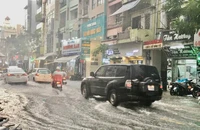 Triều cường cao kèm theo mưa, làm gì để người lái xe thoát khỏi vùng ngập?