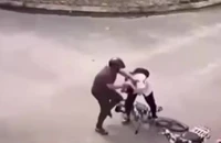 Vụ học sinh lớp 9 bị cha của bạn đánh nhập viện: Cần phải khởi tố người hành hung!