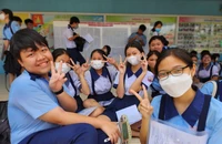 'Thi xong, tôi sẽ thưởng cho con một chuyến du lịch Singapore'