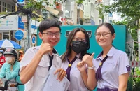 Thí sinh dùng 2, 3 máy tính để làm bài thi môn Toán