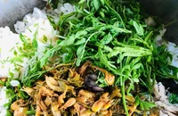 Độc đáo cơm trộn lá me của người Chăm 