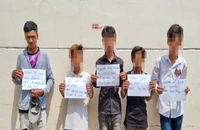 Nhóm thanh thiếu niên gỡ hàng loạt nắp cống đem bán để mua ma túy