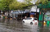 Nhiều đường ở Cần Thơ ngập nước sau cơn mưa trái mùa