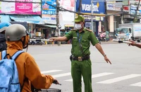 Nhiều người không biết dừng xe trên làn rẽ phải là vi phạm 