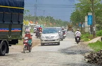 Cận cảnh 7 km đường ở Hậu Giang 'nắng bụi mưa sình' suốt 8 năm qua