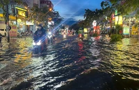Nhiều tuyến đường ở Cần Thơ bị ngập do triều cường