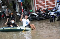 Nhiều tuyến đường ở Cần Thơ ngập như sông, dân bì bõm về nhà 