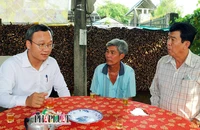 Ông Khuất Việt Hùng thăm gia đình 4 người tử vong trong vụ tai nạn ở Bình Dương
