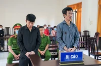 Bị phạt tù, tịch thu tàu vì chở hàng lậu qua biên giới
