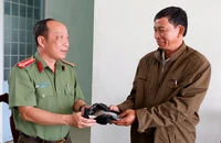 1 người dân nhặt được số tiền lớn mang nộp công an 