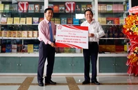 Nhà xuất bản Chính trị quốc gia Sự thật chi nhánh Cần Thơ bàn giao tủ sách Bảo vệ nền tư tưởng Đảng