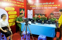 Công an Hậu Giang hướng dẫn cài đặt định danh điện tử VNeID ở hội chợ