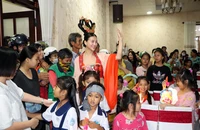 Hoa hậu Phương Khánh hóa thân thành chị Hằng vui trung thu cùng trẻ em nghèo Bạc Liêu 