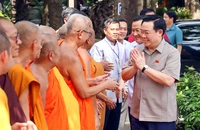 Chủ tịch Quốc hội thăm và chúc mừng Lễ Sene Dolta đồng bào Khmer ở Sóc Trăng