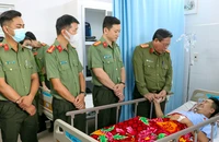 Công an tỉnh Kiên Giang thăm Đại úy công an bị thương khi bắt cát lậu