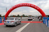 Phó Thủ tướng Trần Lưu Quang cắt băng khánh thành cao tốc Mỹ Thuận - Cần Thơ 