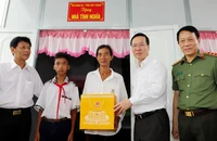 Chủ tịch nước dự lễ bàn giao 1.200 căn nhà cho người nghèo Sóc Trăng