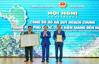 Bộ trưởng Nguyễn Thanh Nghị trao quyết định phê duyệt đồ án quy hoạch chung TP Phú Quốc 