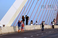 Cần Thơ: Nhiều người leo rào vào công trường cầu Trần Hoàng Na để chụp hình