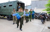 Công an Sóc Trăng hỗ trợ nước sinh hoạt cho bà con vùng hạn mặn