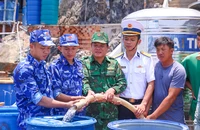 Vùng Cảnh sát biển 4 hỗ trợ nước ngọt cho bà con đảo Hòn Chuối