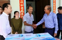 Nguyên Phó Thủ tướng Trương Hòa Bình thăm, tặng quà 3 ngư dân tỉnh Kiên Giang