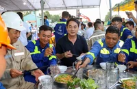 Bí thư Tỉnh ủy Hậu Giang thăm hỏi, động viên công nhân thi công cao tốc