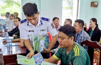 Vùng Cảnh sát biển 4 đồng hành cùng ngư dân Bạc Liêu gỡ thẻ vàng EC