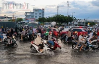 TP Cần Thơ: Ùn tắc nghiêm trọng tại ngã tư Trần Hoàng Na sau cơn mưa