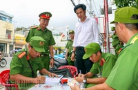 TP Cần Thơ ra quân xử lý xe đi ngược chiều trên đường Trần Hoàng Na