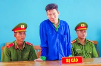 Bị phạt tù vì cầm dao đi giải quyết những người đàn ông nhậu cùng 'vợ hờ' 