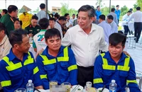 Chủ tịch tỉnh Hậu Giang kiểm tra tiến độ cao tốc, giao lưu với công nhân