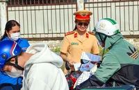 CSGT TP Cần Thơ, Sóc Trăng phát nước suối, bánh mì, tặng nón bảo hiểm cho bà con