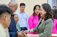 Phó Chủ tịch nước Võ Thị Ánh Xuân thăm, tặng quà gia đình liệt sĩ tỉnh Kiên Giang