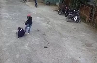 Truy tìm người mặc áo khoác đen chích điện 2 người dân ở TP Phú Quốc.