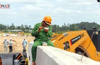 Những miếng cơm tranh thủ trên công trường cao tốc Cần Thơ - Cà Mau