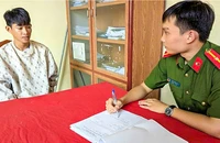 Vào tiệm hỏi mua lắc vàng rồi giật chạy