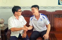 Nguyên hiệu trưởng ở tỉnh Cà Mau bị cáo buộc tham ô chia sẻ niềm vui khi được tại ngoại 