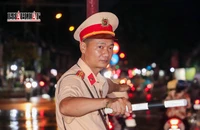 CSGT TP Cần Thơ căng mình hướng dẫn xe tránh khu vực ngập do triều cường