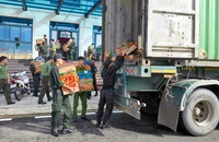 Công an tỉnh An Giang vận chuyển hàng hóa cứu trợ đồng bào miền Trung