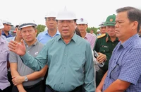 Thị sát cao tốc Cần Thơ-Cà Mau, Bộ trưởng Trần Hồng Minh yêu cầu xong tuyến chính trước 19-12