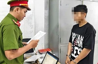  Bắt tạm giam thanh niên cướp giật điện thoại của bé 9 tuổi