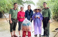 Công an tỉnh An Giang đến TP Huế tặng quà hỗ trợ bà con vùng bão lũ