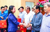 Phó Chủ tịch nước Võ Thị Ánh Xuân thăm và tặng quà Tết tại An Giang