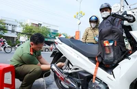 Công an tỉnh An Giang hỗ trợ người dân về quê đón Tết Nguyên đán
