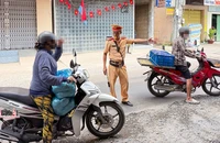 CSGT TP Cần Thơ lập chốt xử lý xe máy đi ngược chiều bất chấp biển cấm
