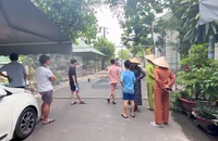 Người dân bất ngờ khi đường ra vào khu dân cư bị rào chắn 