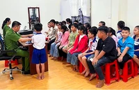 Hàng ngàn phụ huynh ở Cà Mau tranh thủ đưa con đi làm căn cước ngay trong dịp lễ