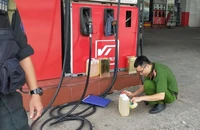 Nhiều công ty bị xử phạt vì bán xăng lậu, bơm chồng số...