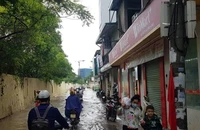 Mưa lớn gây sạt lở đất, hàng chục ngôi nhà bị hư hỏng